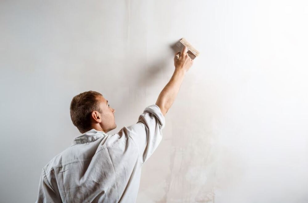 Cómo se ha de pintar una pared con humedad