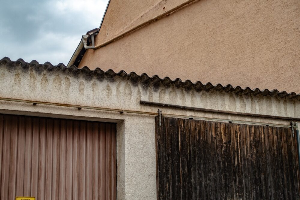 Cómo afectan las humedades al valor de una propiedad en el mercado inmobiliario