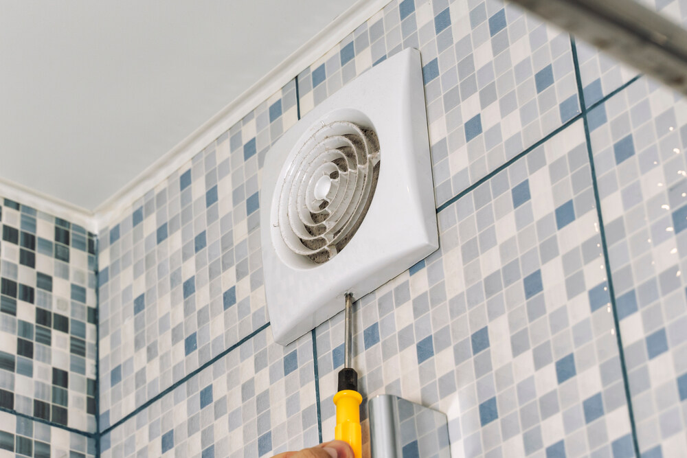 Estrategias para prevenir la humedad en baños sin ventanas