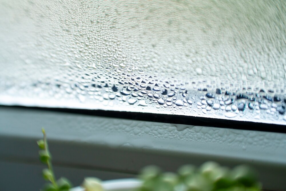 Gotas de agua en una ventana debido a la humedad por condensacion