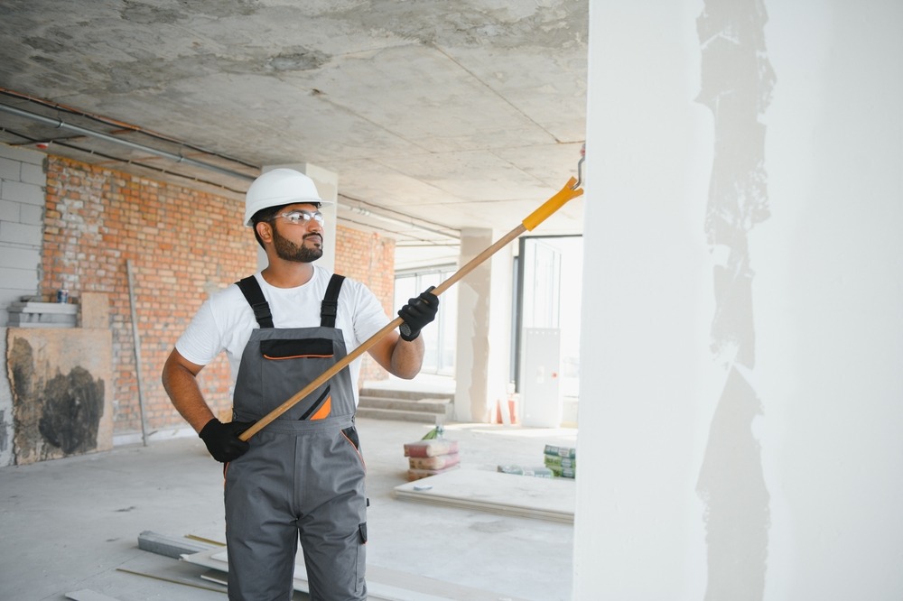 Trabajador de Prohucon realizando trabajos de reparacion de humedades